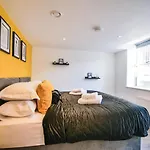 1 - The Crescent Nyaraló York